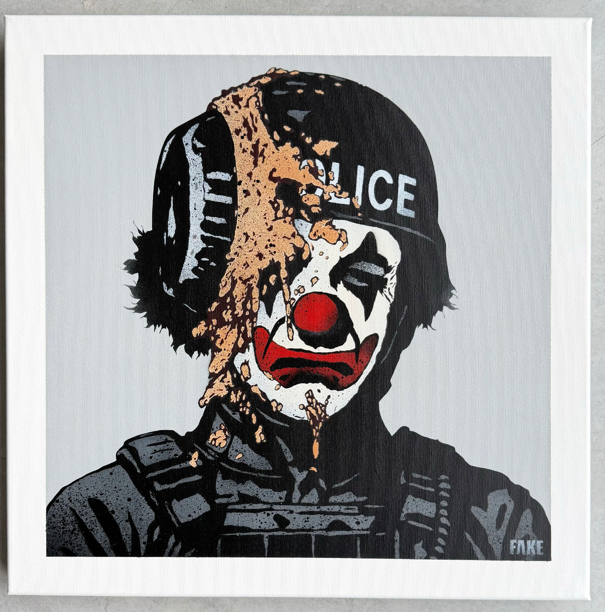 FAKE : "Clown world" (grey)